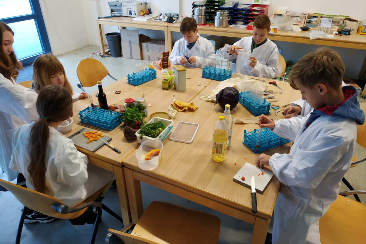 Chemie_Kindergruppe_Tisch