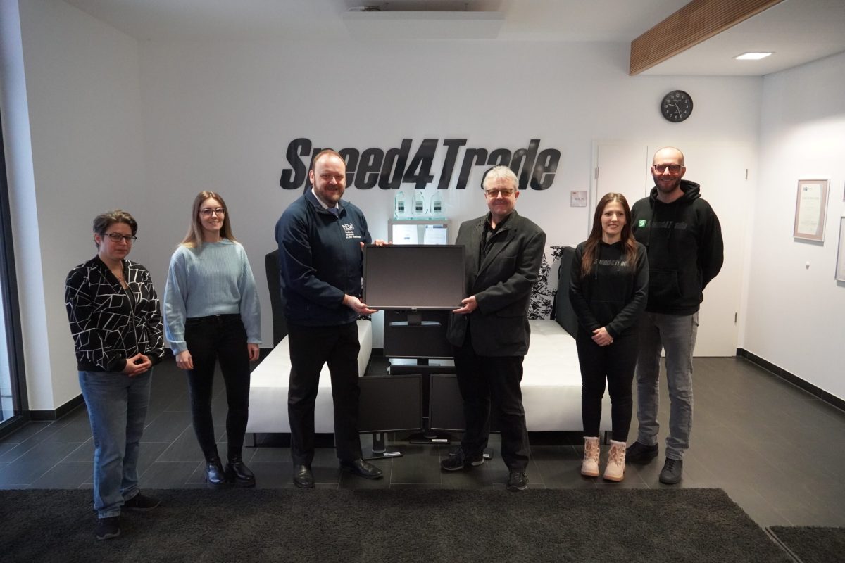 Speed4Trade spendet Monitore